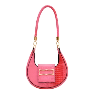 Borsa a mezzaluna rosa con trama a coccodrillo e struzzo e fibbia dorata elegante