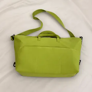Sac de voyage plat en nylon vert imperméable avec bandoulière réglable et poignées