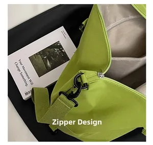 Détail du sac de voyage vert néon montrant la fermeture éclair et la doublure grise