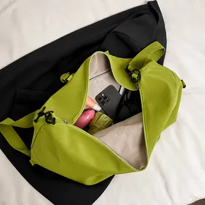Vue intérieure du grand sac de voyage montrant le rangement du téléphone et du parapluie