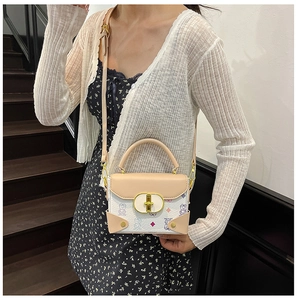 Detalle del bolso pequeño blanco con osos, elegante cierre metálico dorado y textura de cuero