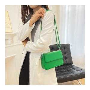 Sac bandoulière chic en cuir PU vert lime porté dans un intérieur moderne et élégant