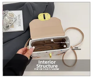 Detalle del interior del bolso bandolera con forro de ositos y bolsillo con cremallera