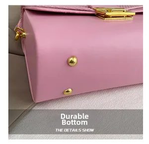 Dettaglio della base della borsa in pelle rosa con piedini protettivi in metallo dorato