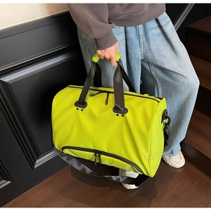 Bolsa de deporte verde neón con separación seco-húmedo y compartimento de calzado