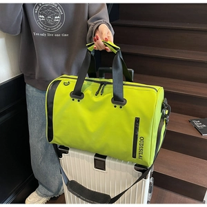 Bolsa de deporte verde neón con separación seco húmedo y bolsillo lateral con cremallera