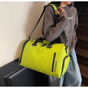 Bolsa de deporte verde fluorescente al hombro en una escena real de gimnasio