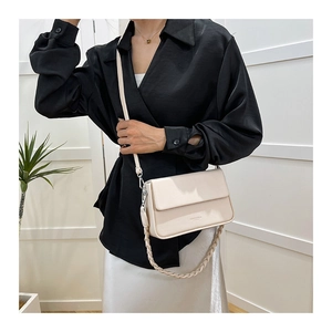 Sac bandoulière blanc cassé avec double bandoulière et détail de poignée tissée