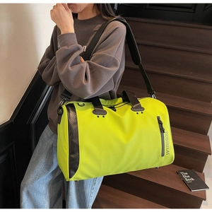 Bolsa de deporte amarillo neón al hombro con correas negras para gimnasio y viajes