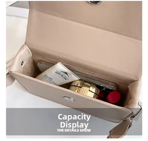 Vue intérieure montrant la capacité du sac boîte en cuir beige avec objets