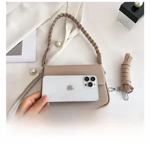 Comparaison de taille entre un sac boîte beige et un smartphone pour la capacité