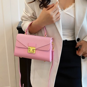 Borsa a mano rosa da donna in pelle con patta intrecciata e chiusura a T dorata