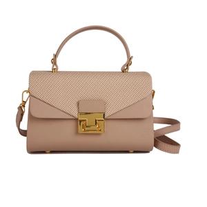 Elegante borsa beige con chiusura dorata e tracolla rimovibile in pelle liscia