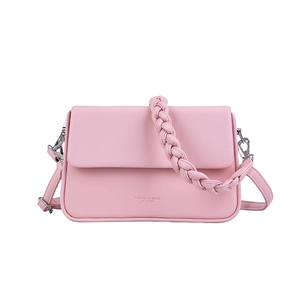 Sac bandoulière rose en cuir avec poignée tressée et bandoulière réglable sur fond blanc