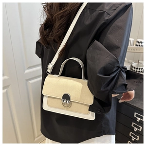 Detail of a chic crossbody bag with mixed white leather and beige woven straw textures