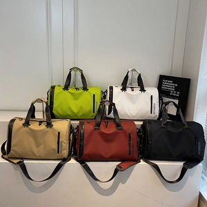 Bolsas de viaje y deporte de gran capacidad en cinco colores con correas de hombro ajustables