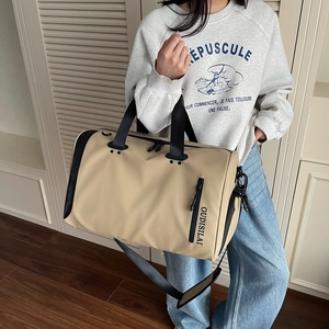 Bolsa de viaje grande beige con correas negras y bolsillo lateral con cremallera para deporte