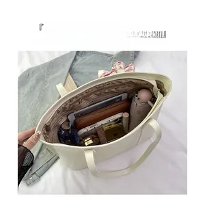 Vue détaillée du grand sac cabas beige motif crocodile avec intérieur organisé