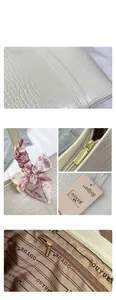 Détails du sac blanc motif crocodile avec finitions dorées et foulard en soie décoratif