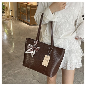 Détail du grand sac cabas marron foncé avec motif crocodile et foulard en soie décoratif