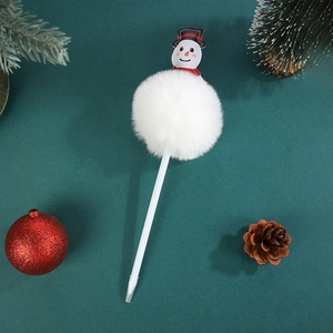 Penna a sfera con pupazzo di neve natalizio e pompon bianco su sfondo festivo