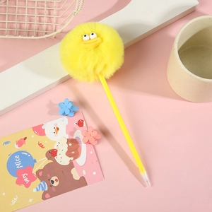 Bolígrafo de monstruo amarillo con bola de peluche y cara divertida en el cuerpo