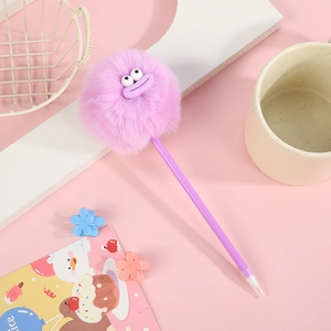 Primer plano de bolígrafo de peluche monstruo púrpura con ojos grandes y labios divertidos