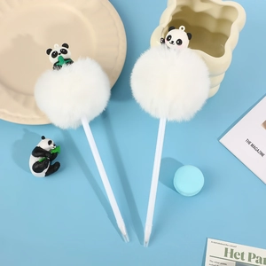 Vue détaillée des stylos panda mignons avec pompons doux et figurines de dessin animé