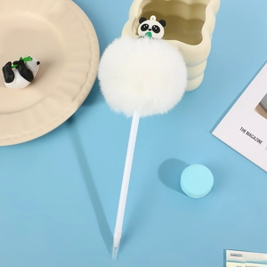 Détail d'un stylo bille panda mignon avec un grand pompon blanc et figurine en silicone