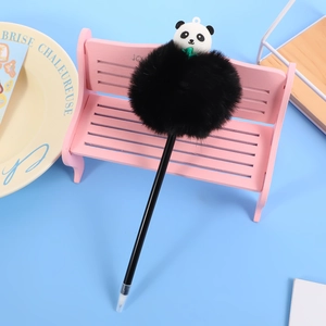 Stylo bille panda mignon avec pompon noir décoratif sur fond bleu et rose pastel