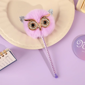 Macro di una penna a gufo in peluche viola con occhiali dorati su vassoio