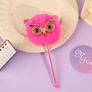 Dettaglio di penna gufo di peluche rosa con occhi glitterati e fusto a pois bianchi