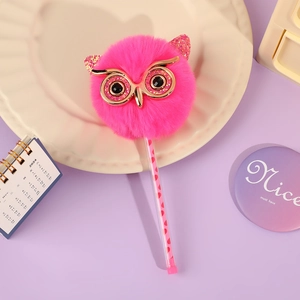 Penna a forma di gufo rosa in peluche con cuori su vassoio decorativo per scuola