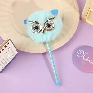 Dettaglio penna peluche civetta azzurra con occhi di paillettes dorate su fondo viola