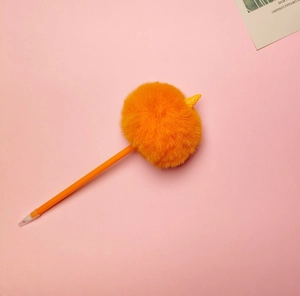 Dettaglio di penna gel in peluche arancione con topper a cono gelato creativo su rosa