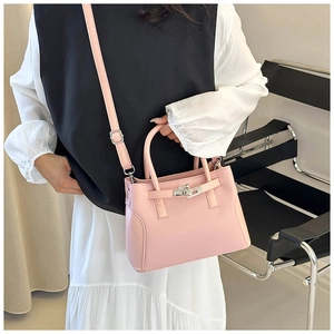 Mannequin portant un sac rose en cuir grainé avec fermoir rotatif argenté et bandoulière