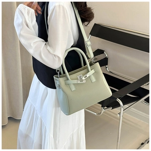 Détails du sac à main vert menthe en cuir texturé avec fermoir métallique élégant
