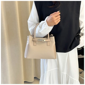 Vue détaillée du sac à main en cuir grainé avec boucle en métal et poignée élégante