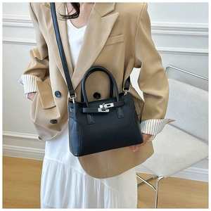 Vue détaillée du sac à main en cuir grainé noir avec fermoir métallique pivotant