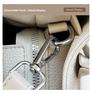 Détail du crochet amovible en métal argenté sur le sac en cuir grainé blanc