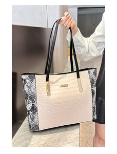 Dettaglio della borsa tote patchwork motivo coccodrillo e serpente con metalli oro