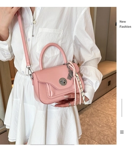 Dettaglio della borsa rosa in pelle PU con chiusura rotante e decoro in corda