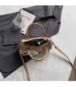 Vista interna della borsa Boston beige in pelle litchi con spazio per i cosmetici