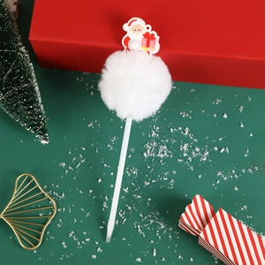 Süßer Weihnachts-Kugelschreiber mit weißem Bommel auf festlichem rotem Geschenkhintergrund