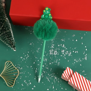Weihnachts-Kugelschreiber mit grünem Bommel und Silikon-Tannenbaum auf festlichem Grund