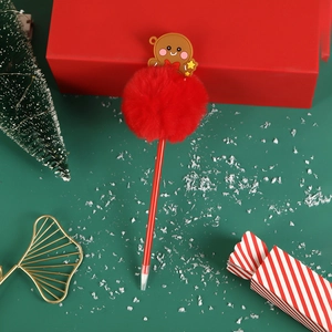 Detailansicht eines Weihnachts-Lebkuchenmann-Stifts mit rotem Plüschpompon auf festlichem Grund
