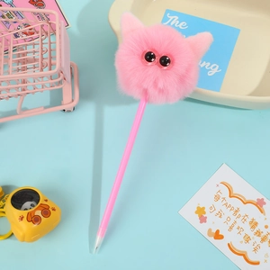 Dettaglio penna a sfera con pompon di pelliccia rosa, orecchie di volpe e occhi tondi