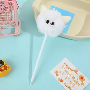 Dettaglio di una penna volpe in peluche bianca con pompon e orecchie in un mini carrello
