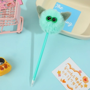 Dettaglio di una penna con pompon verde chiaro, occhi a cartone e orecchie