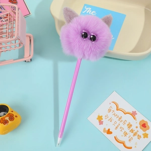 Dettaglio di una penna a sfera con pompon viola e orecchie su sfondo azzurro